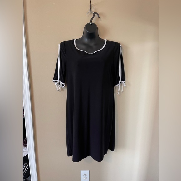 bebe Dresses & Skirts - Bebe Shift Dress.  Size M